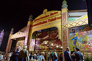 auch am Abend ist das Humoristische Velodrom auf der Oidn Wiesn ein Geheimtipp (©Foto: Martin Schmitz)